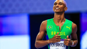 Alison dos Santos quebra recorde mundial dos 400m com barreiras