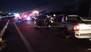 Pedestre morre após ser atropelado em acidente envolvendo sete veículos em Itaquá