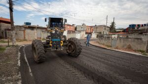 Obras de pavimentação avançam no Recanto Feliz com 1ª etapa de aplicação do asfalto