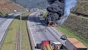Carreta pega fogo no Rodoanel Mário Covas, em Suzano