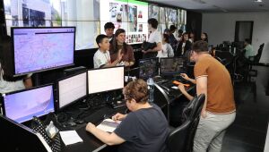 'Caravana da Juventude' leva jovens de Suzano para conhecer gabinete do prefeito e CSI