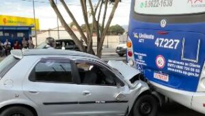 Carro bate e fica preso embaixo da traseira de um ônibus em Itaquá