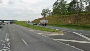 Acidente na Ayrton Senna deixa motociclista gravemente ferido em Itaquá