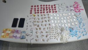 Dupla é presa com 469,77 gramas de drogas em Itaquá