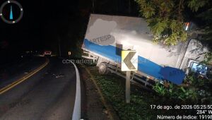 Motorista dorme ao volante e perde controle de caminh&atilde;o na Mogi-Bertioga