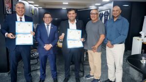 Prefeito recebe 'Challenge Coin' de associação de ex-combatentes e familiares da FEB