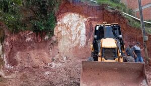GCM de Itaquá apreende máquina e caminhão após movimentação irregular de terra no Maria Rosa