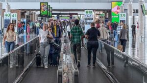 Setor de servi&ccedil;os fica est&aacute;vel em junho e sobe 2% no 1&ordm; semestre