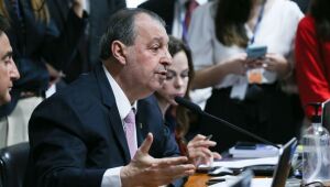 Relator da CCJ do Senado vota a favor da PEC do fim da escala 6x1
