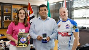 Prefeito recebe medalha 'Jubileu de Ouro' do presidente da Liga de Futsal