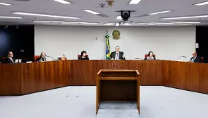 Dino e Moraes defendem rediscutir dispensa de diploma para jornalista