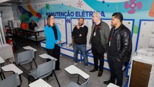 Primeira-dama acompanha início de capacitações em carreta no Largo da Feira