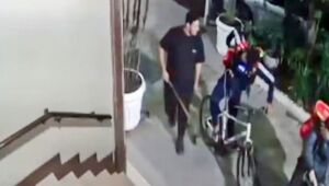 Seguran&ccedil;as de rua s&atilde;o presos por agredir ciclista at&eacute; a morte no Rio de Janeiro