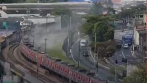 Trem da Linha 12-Safira solta fuma&ccedil;a entre as esta&ccedil;&otilde;es Tatuap&eacute; e Engenheiro Goulart