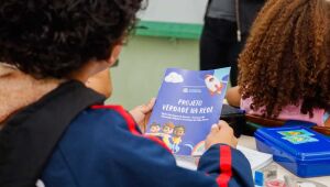 Suzano inicia projeto 'Verdade na Rede' com palestra para 30 alunos em escola da Fazenda Aya