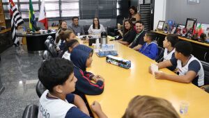 Alunos do Jardim do Lago visitam prefeito no Paço Municipal