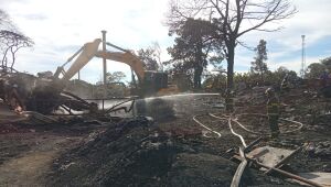 Incêndio em galpão de recicláveis de Itaquá dura mais de 40 horas