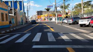 Avenida Brasil recebe novo asfalto e sinalização em Ferraz