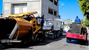 Rua Borbagato recebe pavimenta&ccedil;&atilde;o no Jardim Renata em Ferraz