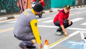 Prefeitura de Ferraz revitaliza sinaliza&ccedil;&atilde;o vi&aacute;ria em frente ao Parque Nosso Recanto