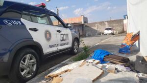 Respons&aacute;vel por descarte irregular &eacute; autuado pela GCM na Vila Corr&ecirc;a em Ferraz
