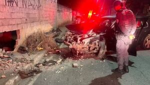 Motorista bêbado foge da polícia, bate o carro e é preso em Ferraz