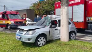 Motorista perde controle do carro e colide com poste em Suzano