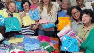 Primeira-dama Flavia Souza recebe doa&ccedil;&atilde;o de pe&ccedil;as produzidas por volunt&aacute;rias da Tricoterapia