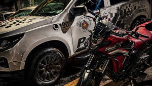 Dupla de adolescentes é apreendida com motocicleta roubada e simulacro de arma em Itaquá