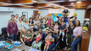 Crianças da rede municipal participam de city tour e visitam o gabinete do prefeito Saulo Souza