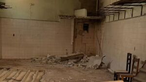 Parede desaba e deixa homem ferido em Itaqu&aacute;
