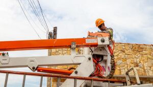 Prefeitura de Ferraz realiza instala&ccedil;&atilde;o de l&acirc;mpadas de LED na Vila Zita