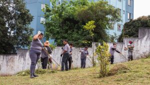 Serviços Urbanos de Ferraz realiza limpeza na EMEB Profª Nurimar Martins Hiar