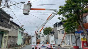 Serviços Urbanos realiza instalação de LED na Rua Ezequiel Silva Branco