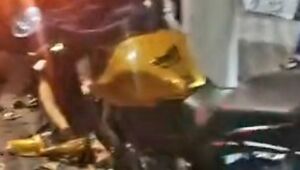 Motociclista fica ferido ap&oacute;s acidente com van do transporte complementar no Centro de Suzano