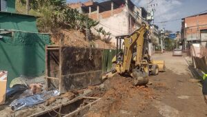 Trabalhador morre ap&oacute;s ser atingido por retroescavadeira em Itaqu&aacute;