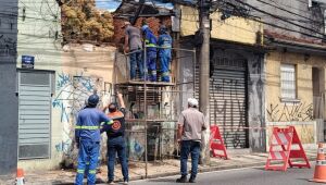 Imóvel em condições de risco em Mogi é parcialmente demolido para garantir a segurança