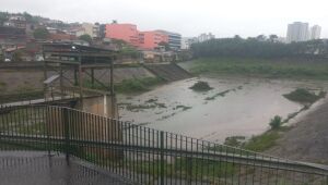 Equipes da Prefeitura de Mogi trabalham para atendimento a problemas causados pelas chuva