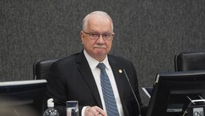 Fachin aguarda explicações de ministros para decidir sobre crise