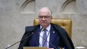 Fachin suspende decis&otilde;es de Mendon&ccedil;a e Dino sobre diretor da PF