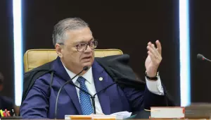 Flávio Dino pede vista de julgamento sobre Moraes e Mendonça
