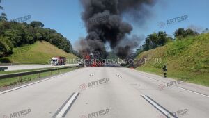 Colis&atilde;o deixa tr&ecirc;s feridos e causa inc&ecirc;ndio no Rodoanel