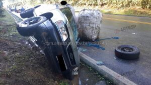 Carro invade pista contr&aacute;ria e caminhonete tomba ap&oacute;s colis&atilde;o na Mogi-Bertioga