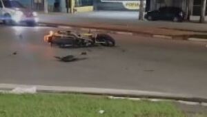 Carro e moto batem no cruzamento de uma avenida em Suzano