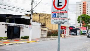 Transporte aprimora sinalização em vagas especiais para contemplar idosos e deficientes