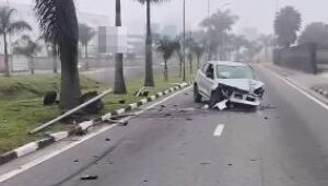 Carro furtado bate contra dois postes e é abandonado na Marginal do Una, em Suzano
