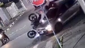 Vídeo mostra motociclista sendo lançado sobre carro após colisão em Suzano