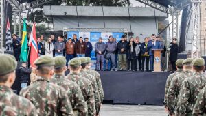 Desfile cívico-militar reúne mil pessoas no Parque Max Feffer
