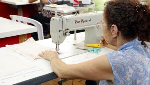 Parcerias do Saspe garantem 92 vagas em cursos sobre costura nas regiões norte e sul de Suzano