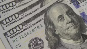 D&oacute;lar cai a R$ 5,08 e atinge menor valor em um m&ecirc;s